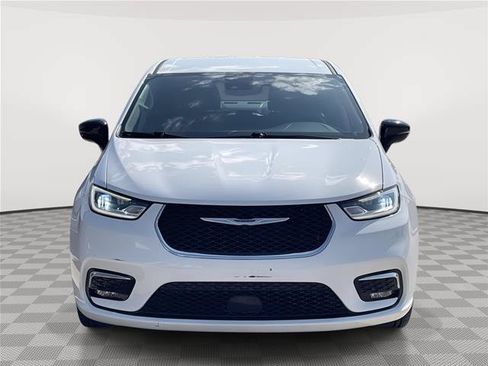 Used 2024 Chrysler Pacifica Touring-L FWD image 4