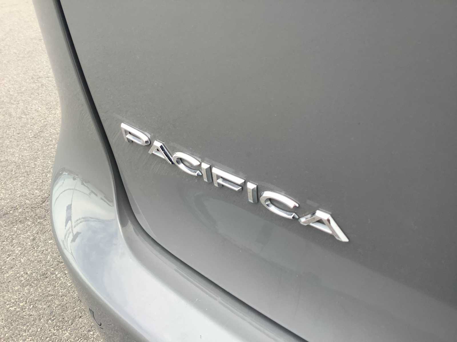 Used 2023 Chrysler Pacifica Touring-L FWD image 6