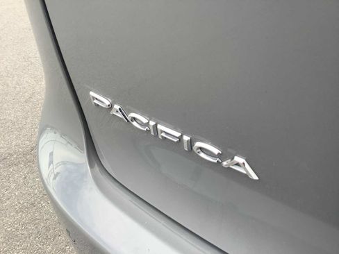 Used 2023 Chrysler Pacifica Touring-L FWD image 6