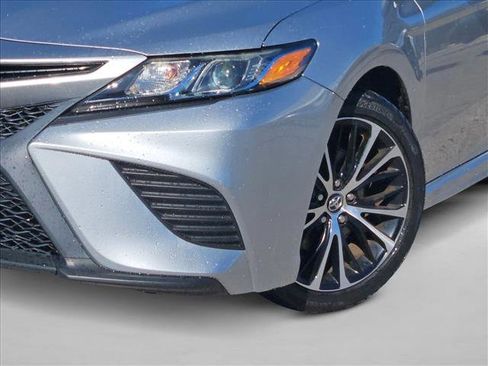 Used 2018 Toyota Camry SE image 4