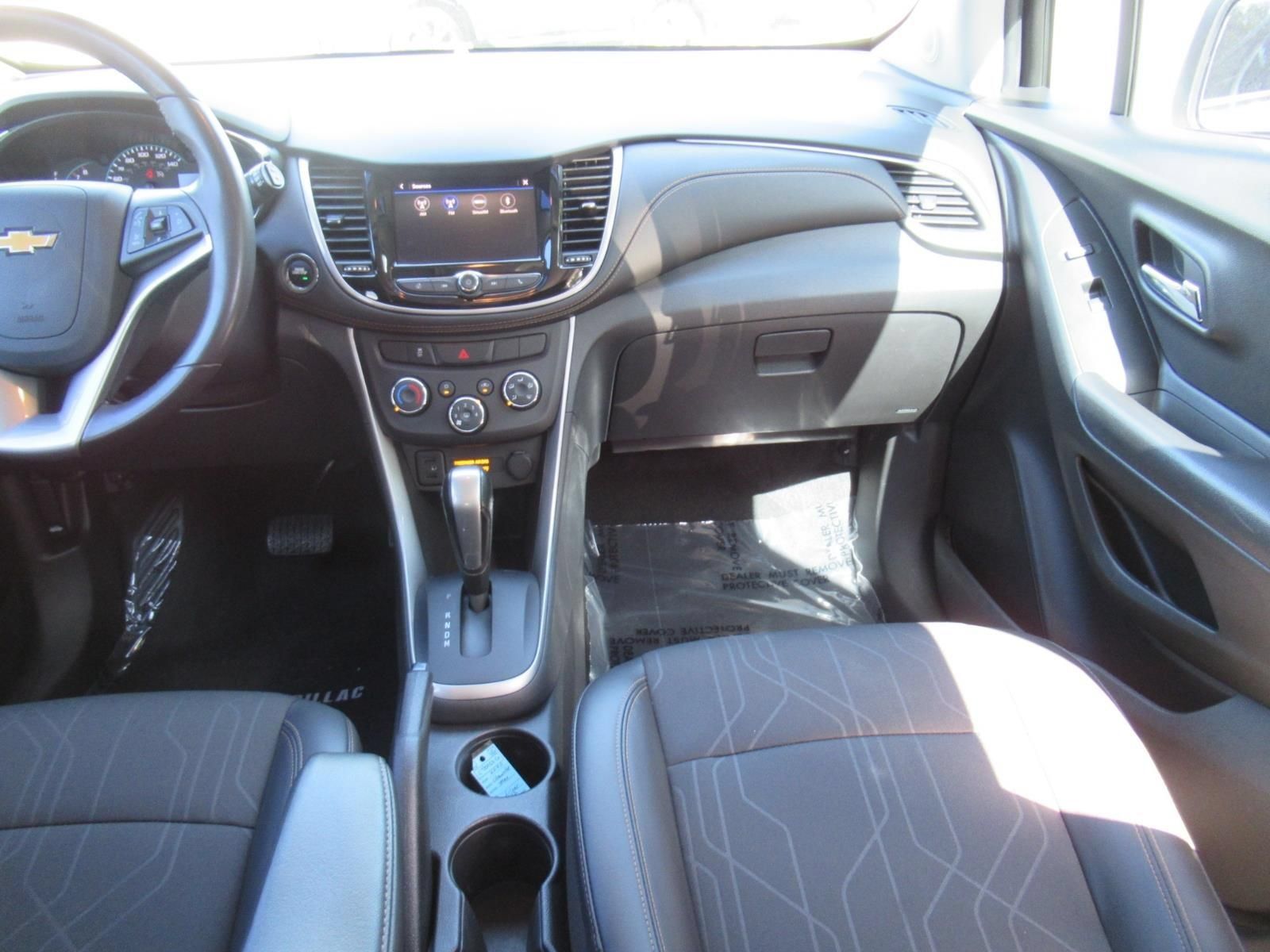 Used 2020 Chevrolet Trax LT w/ LT Convenience Package FWD image 14