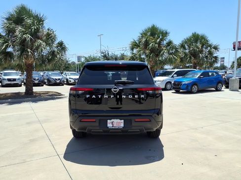 Used 2024 Nissan Pathfinder S FWD image 4
