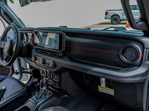 Used 2025 Jeep Wrangler Unlimited Rubicon image 17