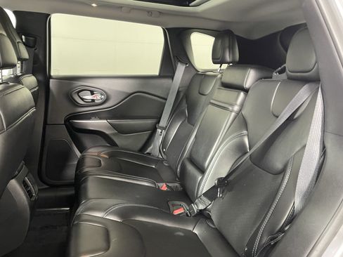 Used 2019 Jeep Cherokee Latitude Plus w/ Comfort/Convenience Group AWD/4WD image 14