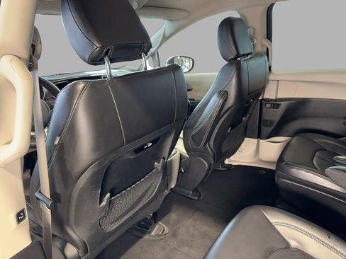 Used 2023 Chrysler Pacifica Touring-L image 15