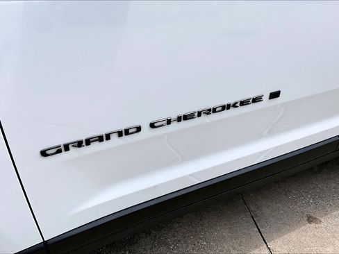 Used 2023 Jeep Grand Cherokee Altitude AWD/4WD image 10
