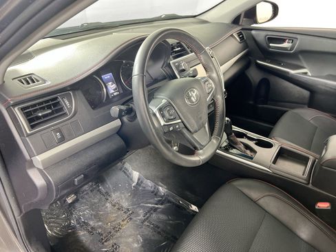 Used 2017 Toyota Camry SE image 9