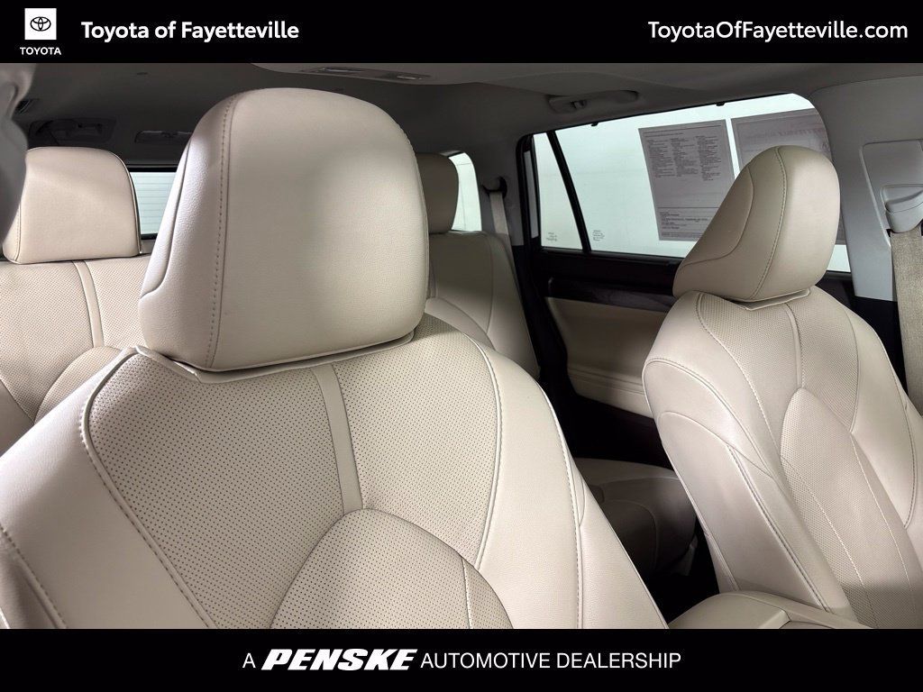 Used 2021 Toyota Highlander Limited FWD image 11