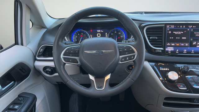 Used 2024 Chrysler Pacifica Touring-L FWD image 10