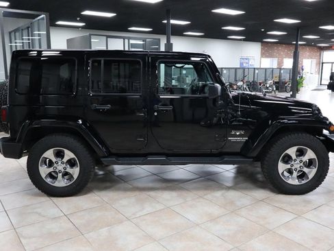Used 2016 Jeep Wrangler Unlimited Sahara w/ Connectivity Group AWD/4WD image 6