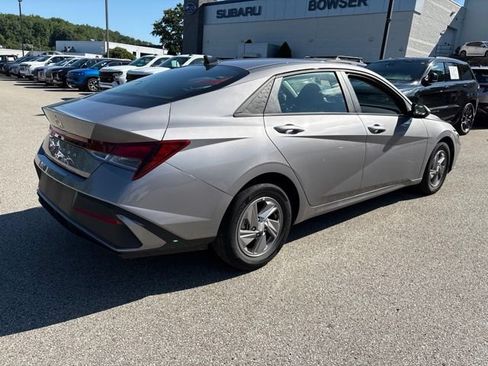Used 2025 Hyundai Elantra SE w/ Cargo Package FWD image 5