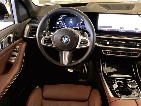 Used 2025 BMW X7 xDrive40i w/ M Sport Package image 5