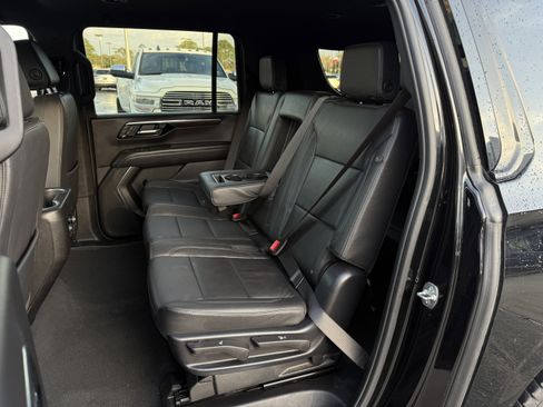 Used 2025 Chevrolet Suburban Z71 image 37