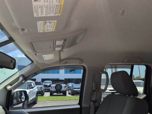 Used 2017 Nissan Frontier SV w/ SV Value Truck Package RWD image 9