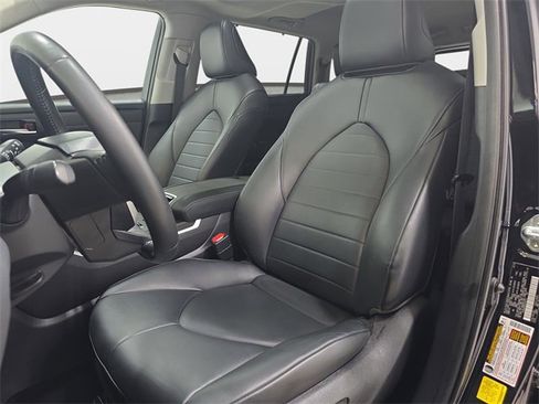 Used 2023 Toyota Highlander XLE image 14