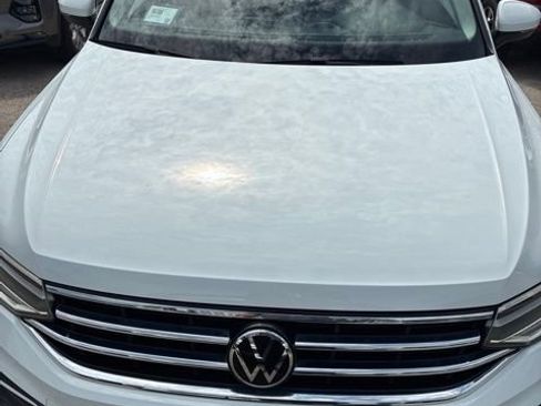 Used 2022 Volkswagen Tiguan SE w/ Panoramic Sunroof Package AWD/4WD image 2