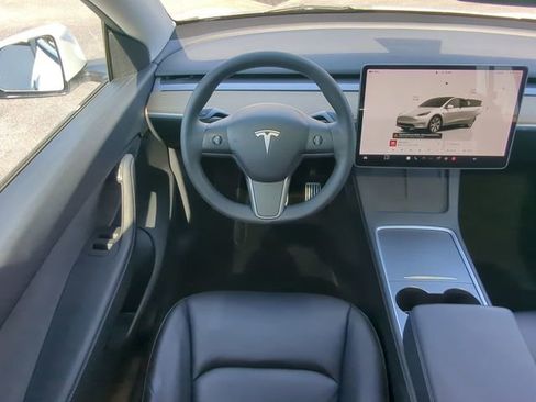 Used 2022 Tesla Model Y Long Range image 19