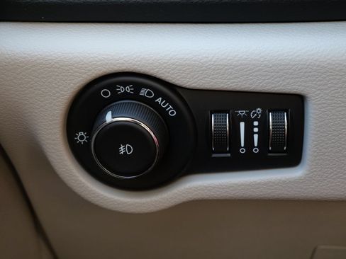 Used 2024 Chrysler Pacifica Touring-L FWD image 26