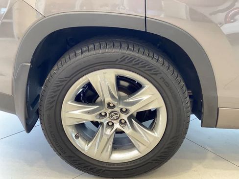 Used 2017 Toyota Highlander Limited AWD/4WD image 13