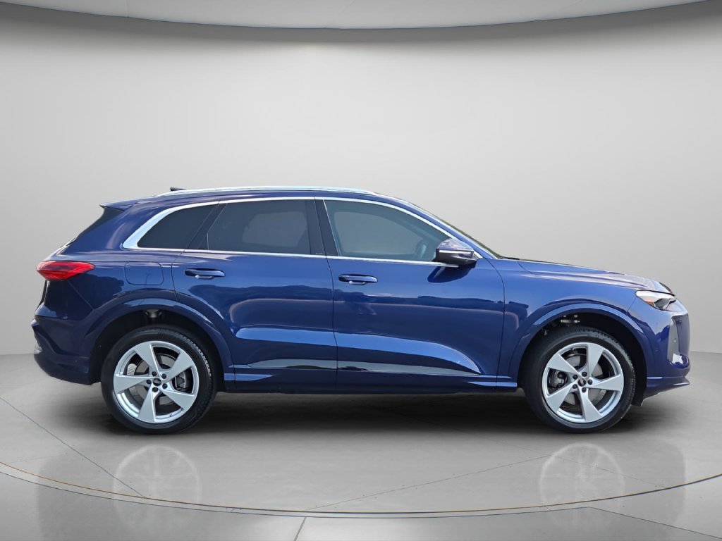 Certified 2025 Audi Q5 Premium AWD/4WD image 9