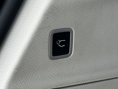 Used 2018 Chrysler Pacifica Touring-L image 20