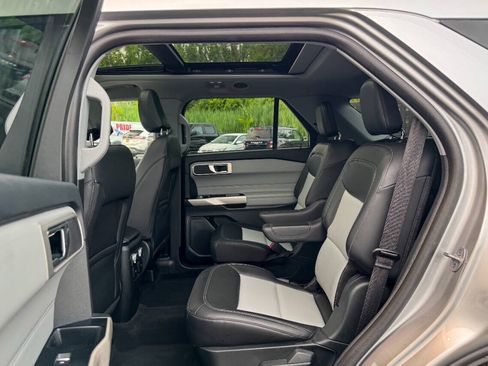 Used 2022 Ford Explorer XLT w/ Equipment Group 202A AWD/4WD image 22