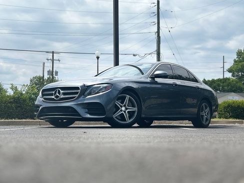 Used 2017 Mercedes-Benz E 300 4MATIC image 2