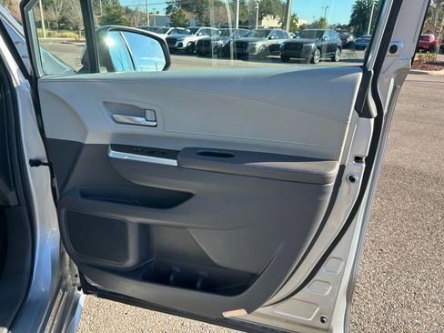 Used 2024 Toyota Sienna XLE FWD image 35