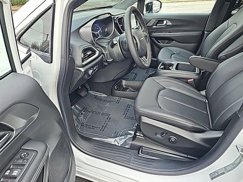 New 2026 Chrysler Voyager LX image 14