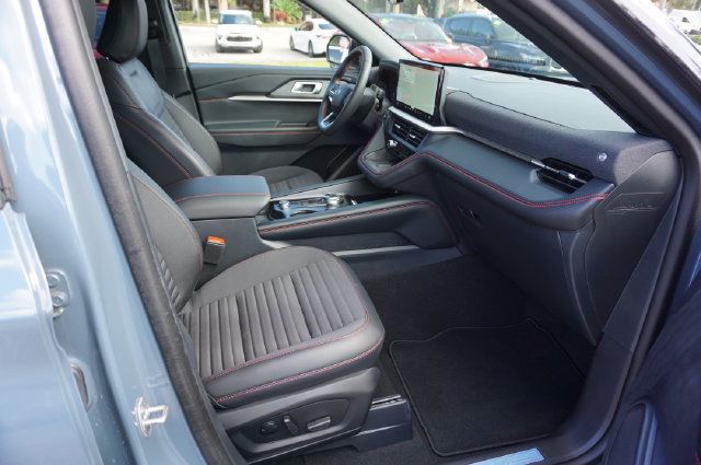 Used 2025 Ford Explorer ST-Line w/ Premium Package RWD image 3
