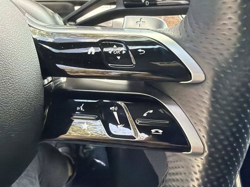 Used 2025 Mercedes-Benz GLC 300 image 24