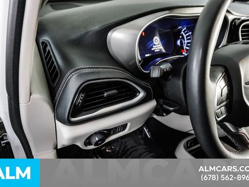 Used 2024 Chrysler Pacifica Select image 34