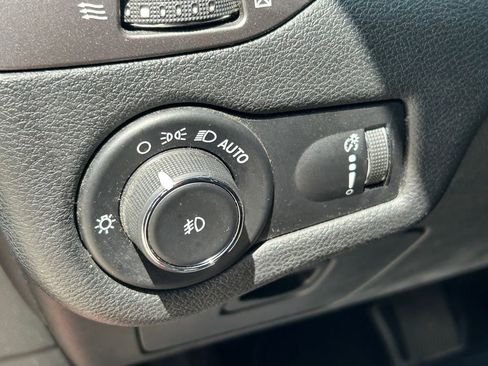 Used 2019 Jeep Cherokee Latitude w/ Popular Appearance Group FWD image 22