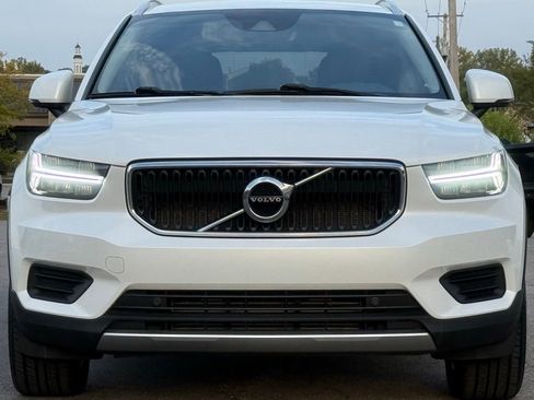 Used 2022 Volvo XC40 T4 Momentum image 9