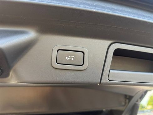 Used 2019 Land Rover Range Rover Velar R-Dynamic SE image 10