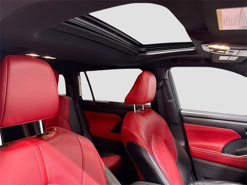 Used 2021 Toyota Highlander XSE image 31