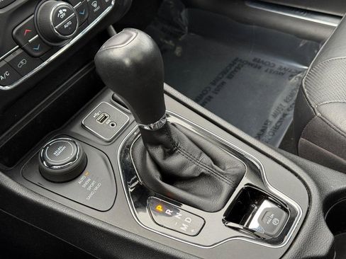 Used 2020 Jeep Cherokee Limited image 21