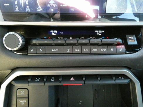 Used 2025 Toyota Tundra Limited AWD/4WD image 29