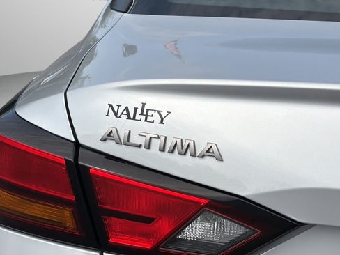 Used 2023 Nissan Altima 2.5 SV FWD image 8