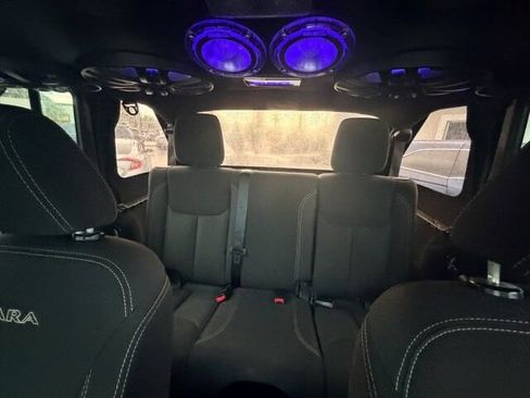 Used 2016 Jeep Wrangler Unlimited Sahara w/ Connectivity Group AWD/4WD image 17
