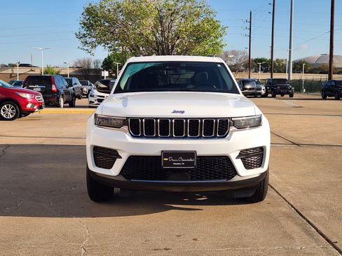 Used 2024 Jeep Grand Cherokee Laredo image 3