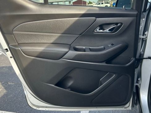 Used 2022 Chevrolet Traverse LT image 17