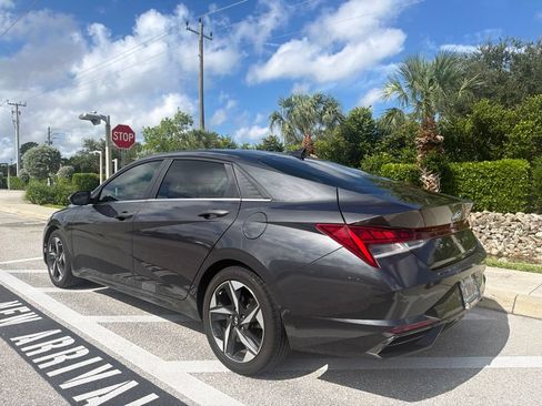 Used 2021 Hyundai Elantra SEL w/ Convenience + Premium Package FWD image 3