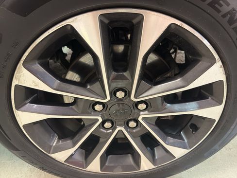 Used 2021 Jeep Grand Cherokee L Overland w/ Luxury Tech Group IV AWD/4WD image 36