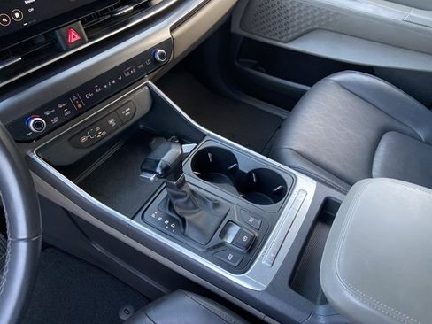 Used 2025 Kia Carnival FWD image 16