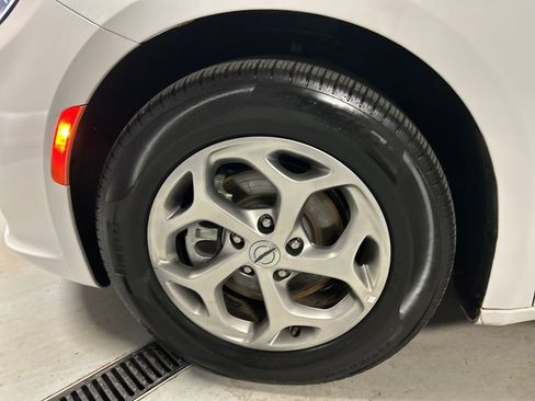 Used 2024 Chrysler Pacifica Limited FWD image 9