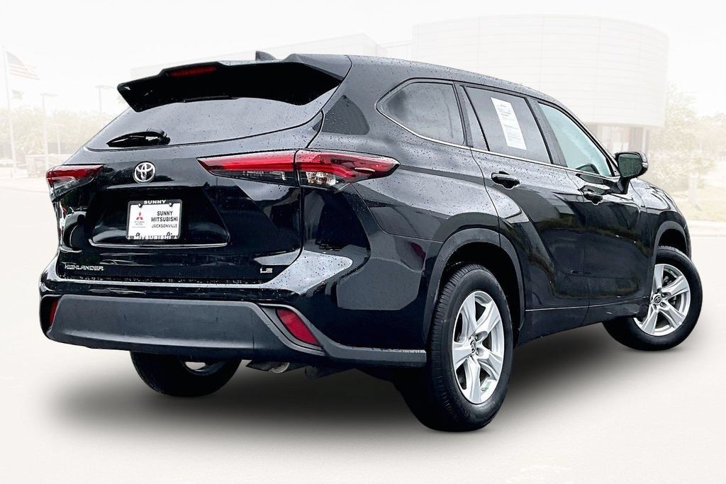 Used 2025 Toyota Highlander LE FWD image 6