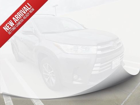 Used 2019 Toyota Highlander XLE AWD/4WD image 1