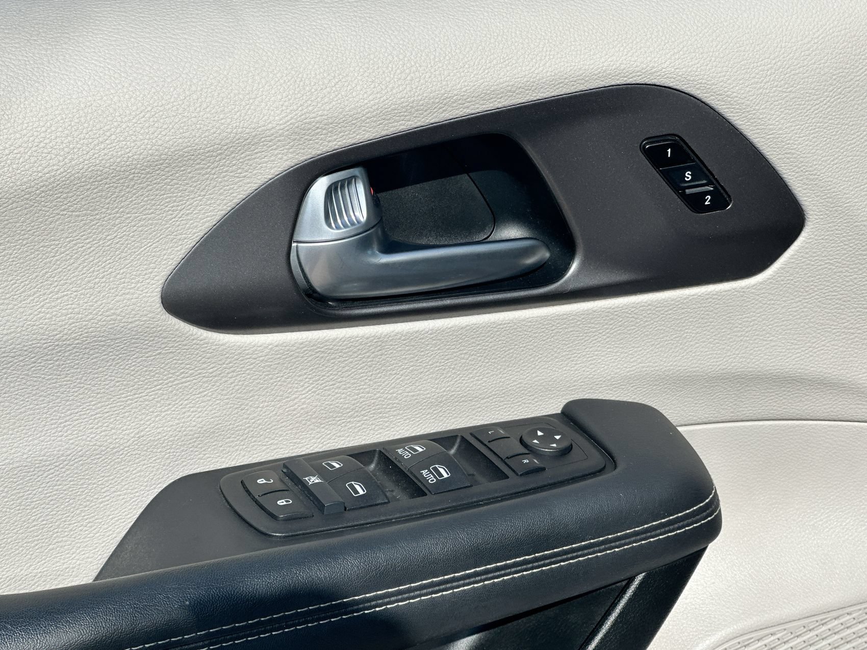 Used 2024 Chrysler Pacifica Touring-L FWD image 13