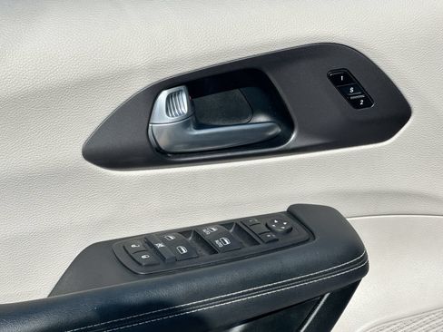 Used 2024 Chrysler Pacifica Touring-L FWD image 13
